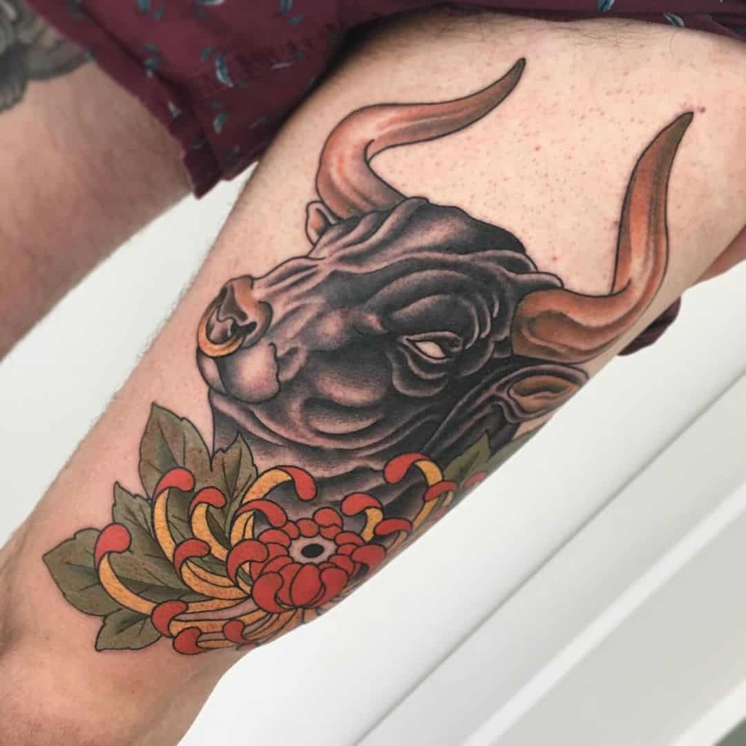 Tatuaje de toro en pierna y muslo 