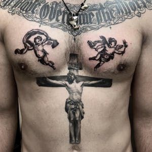 Tatuaje de un ángel querubín con una cruz