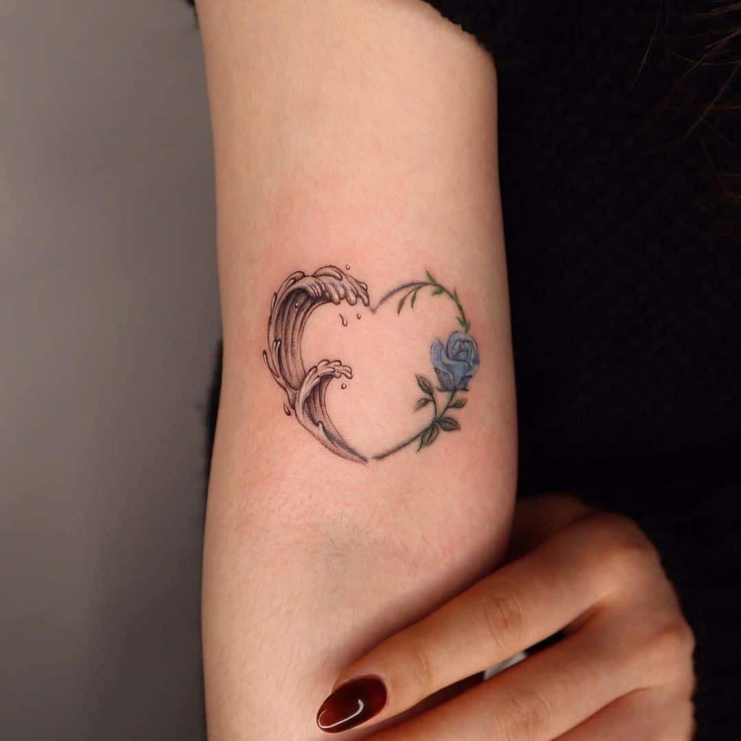 Pequeño tatuaje de onda con una rosa