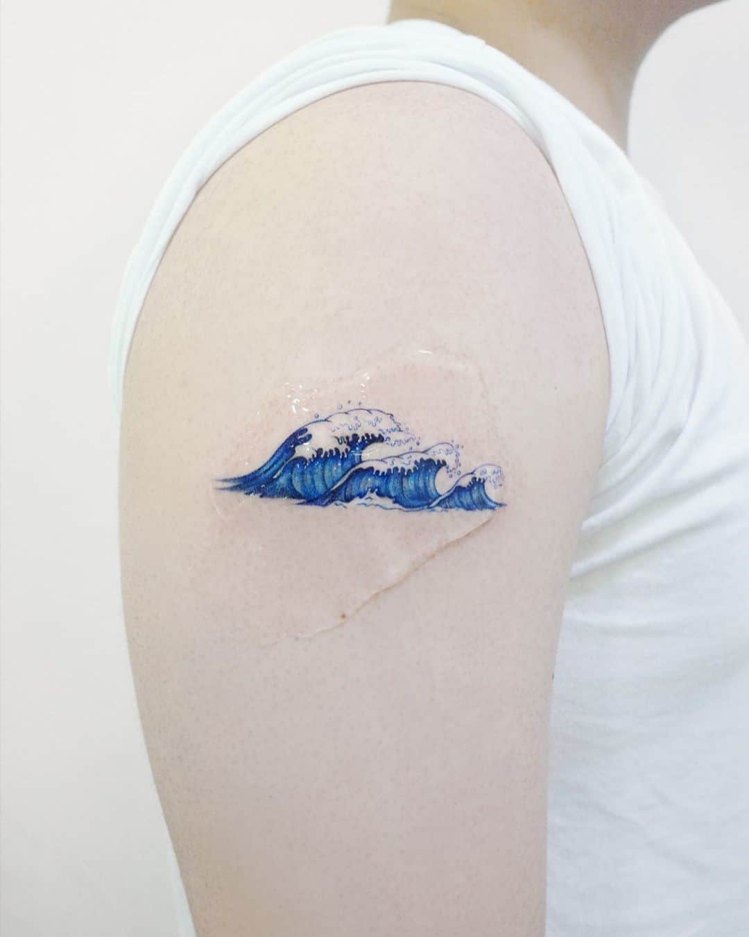 Diseño de tatuaje de onda en el hombro