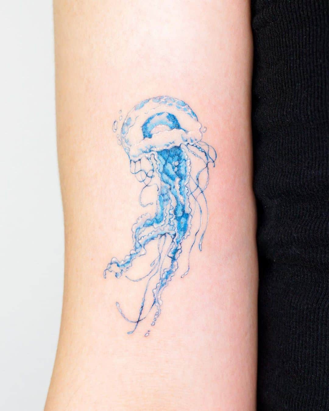 Tatuaje de ola de forma de medusa azul pequeña 