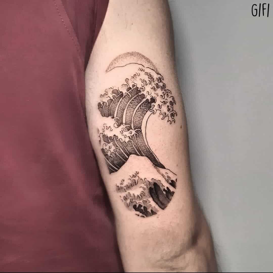 Tatuajes de olas en el brazo en blanco y negro