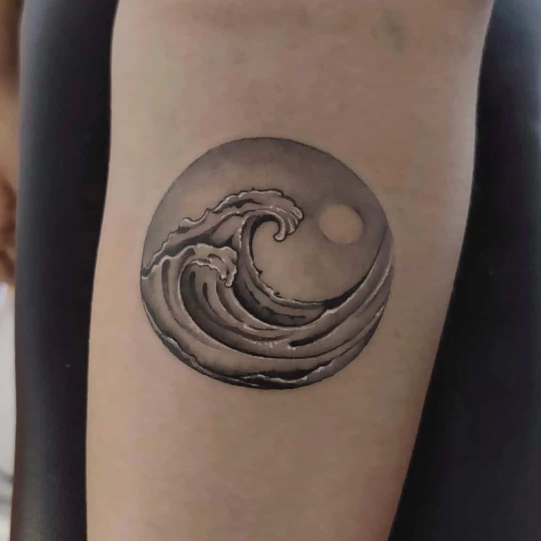 Tinta negra del tatuaje de la próxima ola
