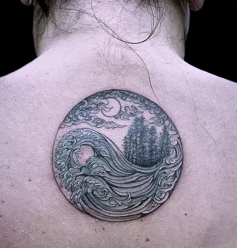 Tinta de onda de tatuaje en la espalda