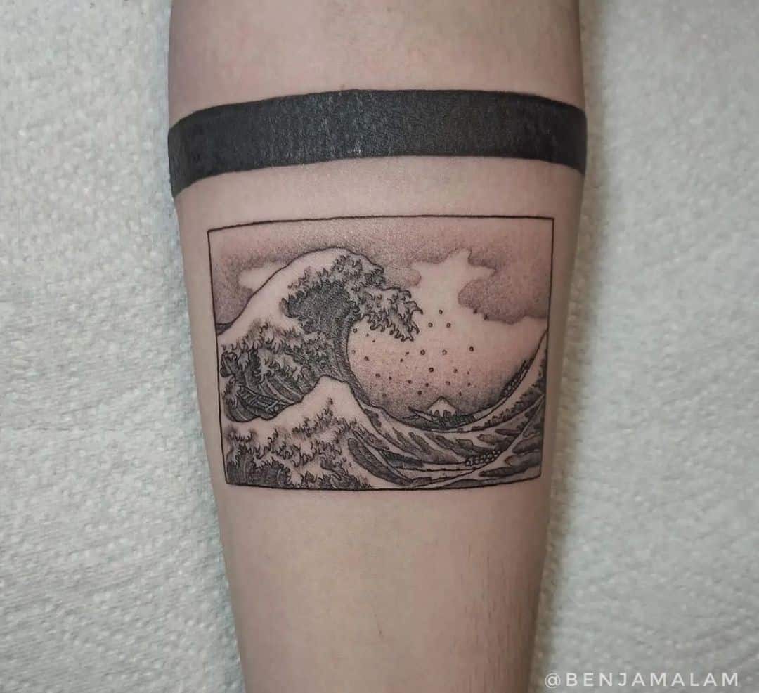 Tinta negra del tatuaje de la ola del océano 