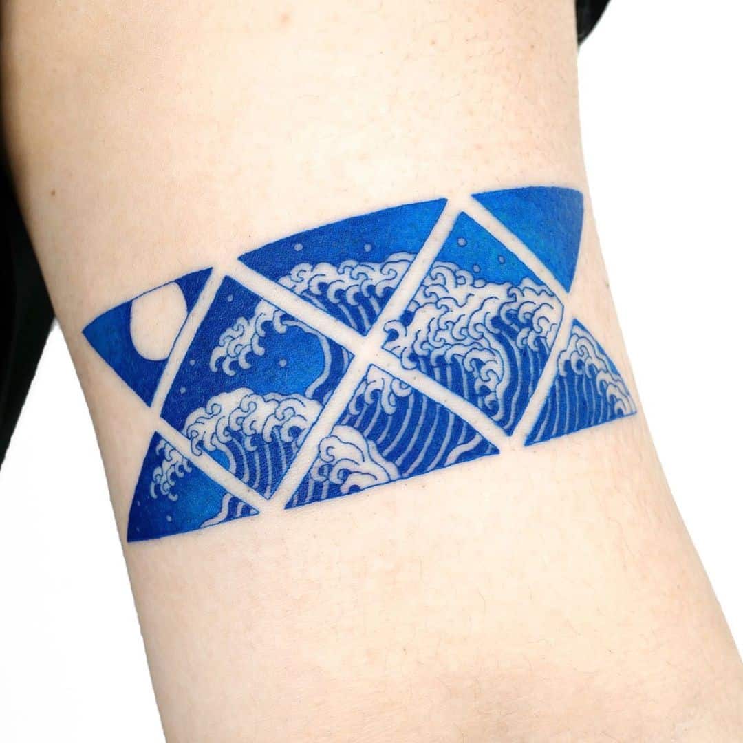 Tatuajes de ondas azules brillantes 