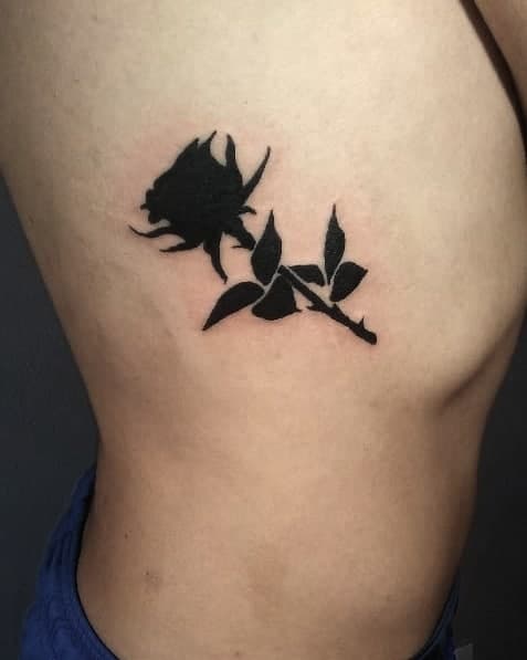 rosa negro tatuaje