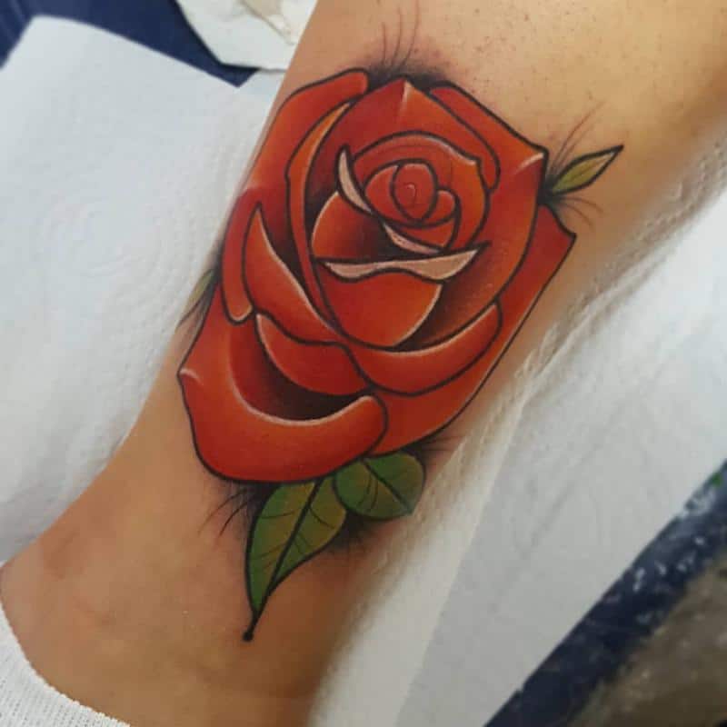 rosa roja tatuaje