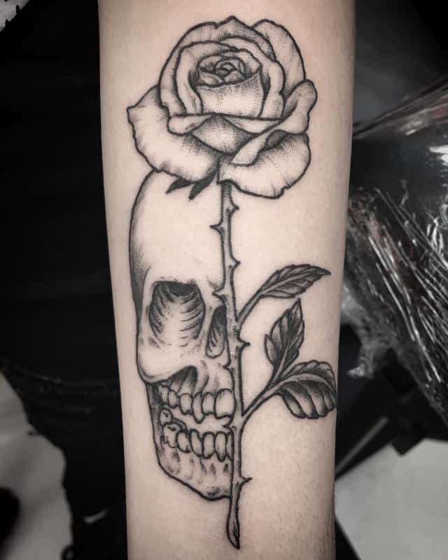 Tatuaje de rosa y calavera