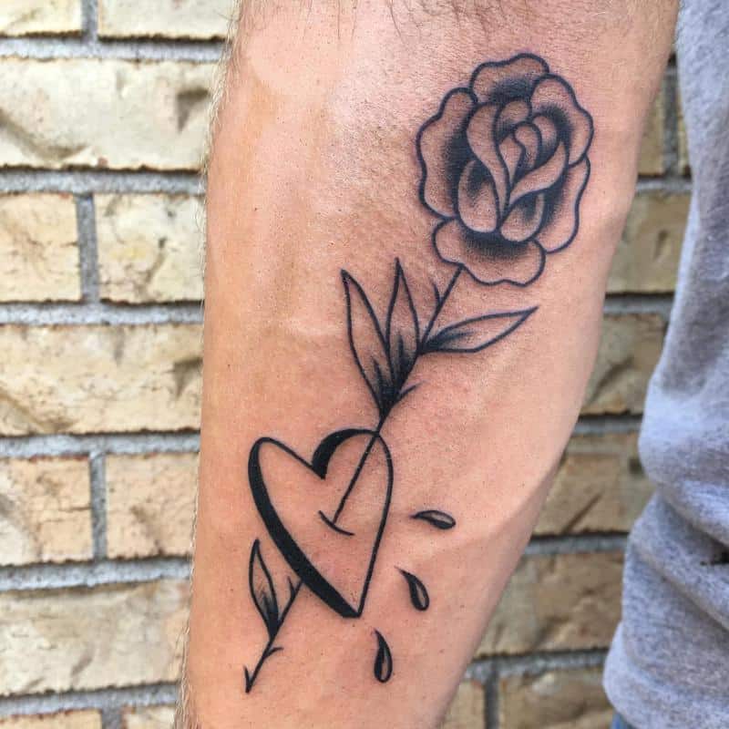 Tatuaje de rosa y corazón