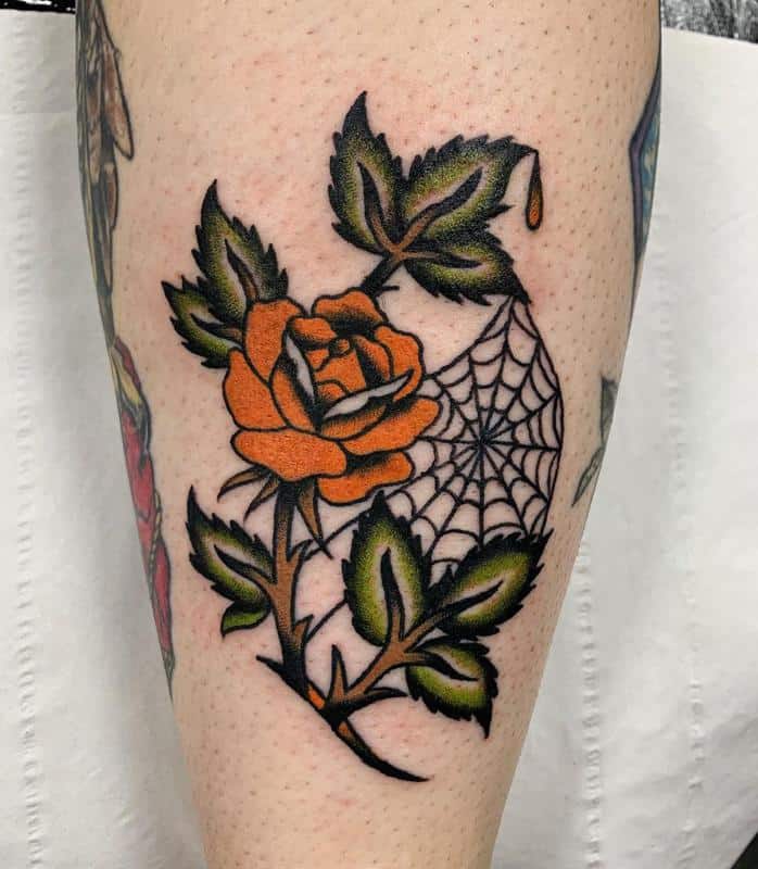 Tatuaje de rosa de telaraña