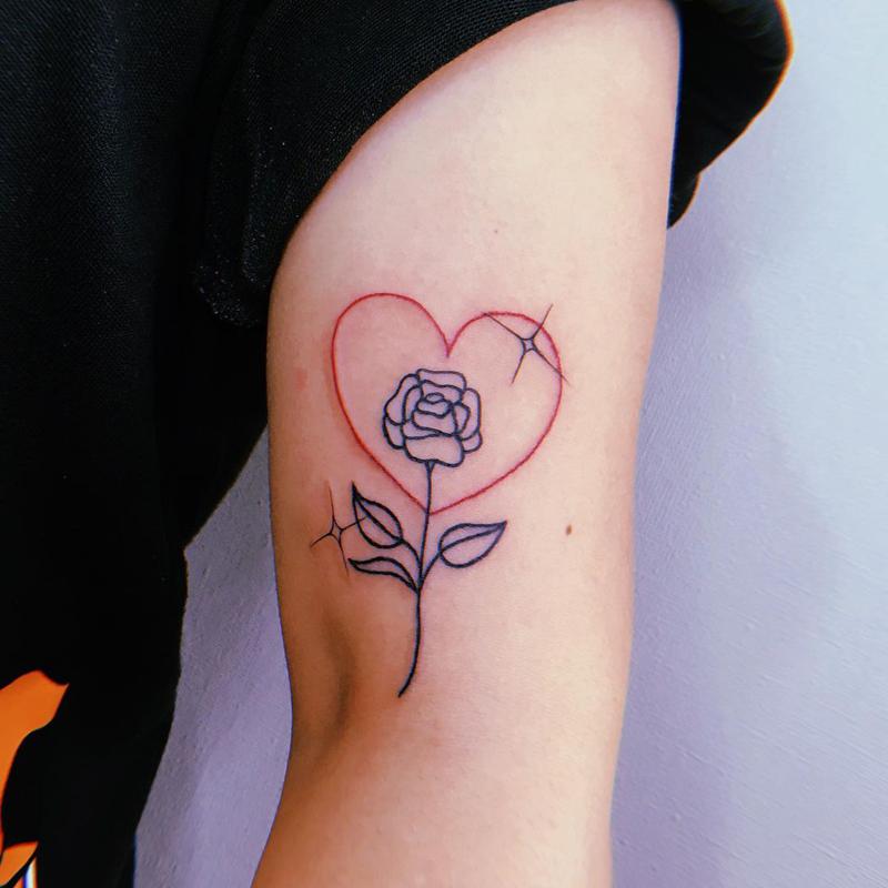 Tatuaje de rosa de línea roja y negra