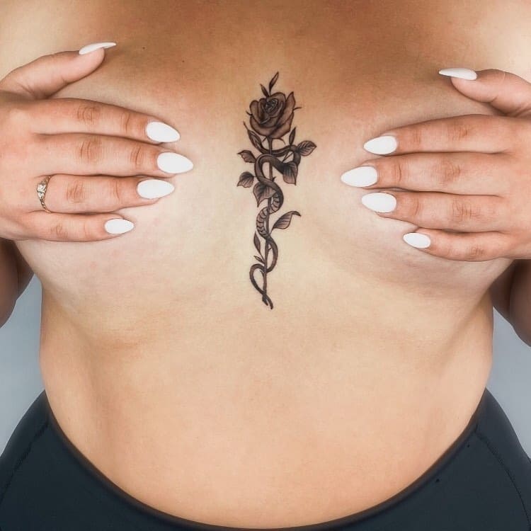 Tatuaje de rosa y serpiente