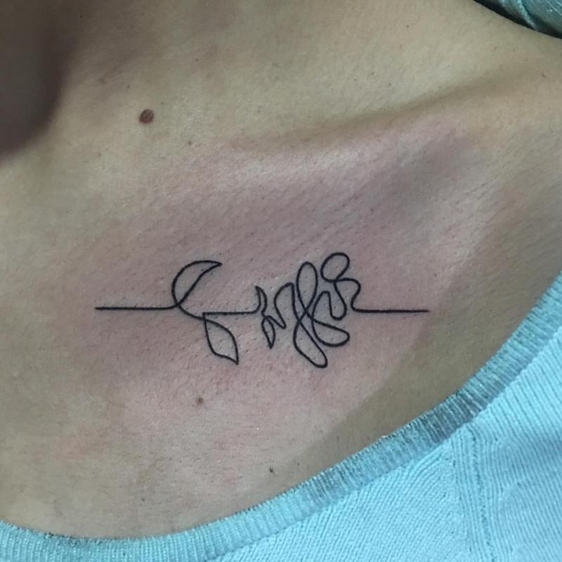 Tatuaje de rosa de línea continua