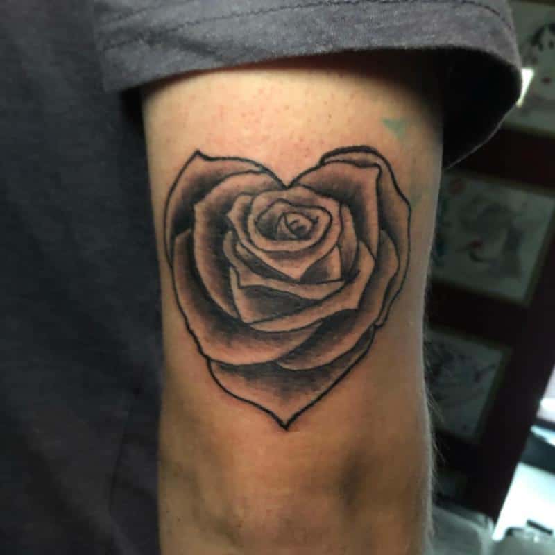 Tatuaje de rosa en forma de corazón