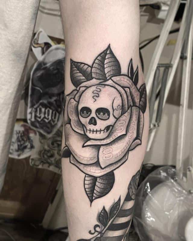 Tatuaje de rosa de calavera de dibujos animados