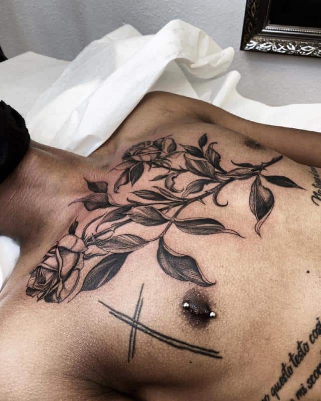 Tatuaje de rosa en el pecho (hombres)