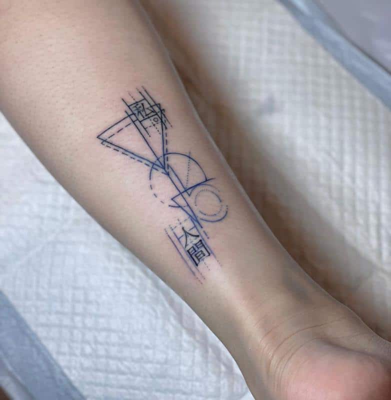 Tatuaje de rosa geométrica