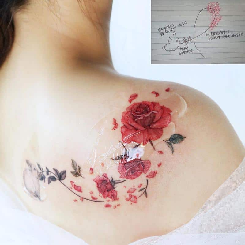 Tatuaje de rosa de pétalos flotantes