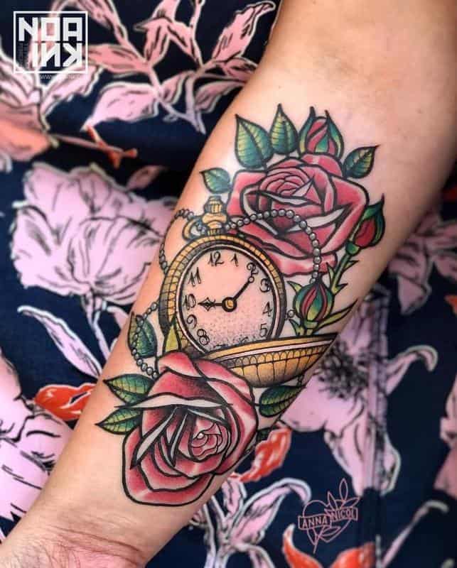 Reloj de bolsillo y rosas