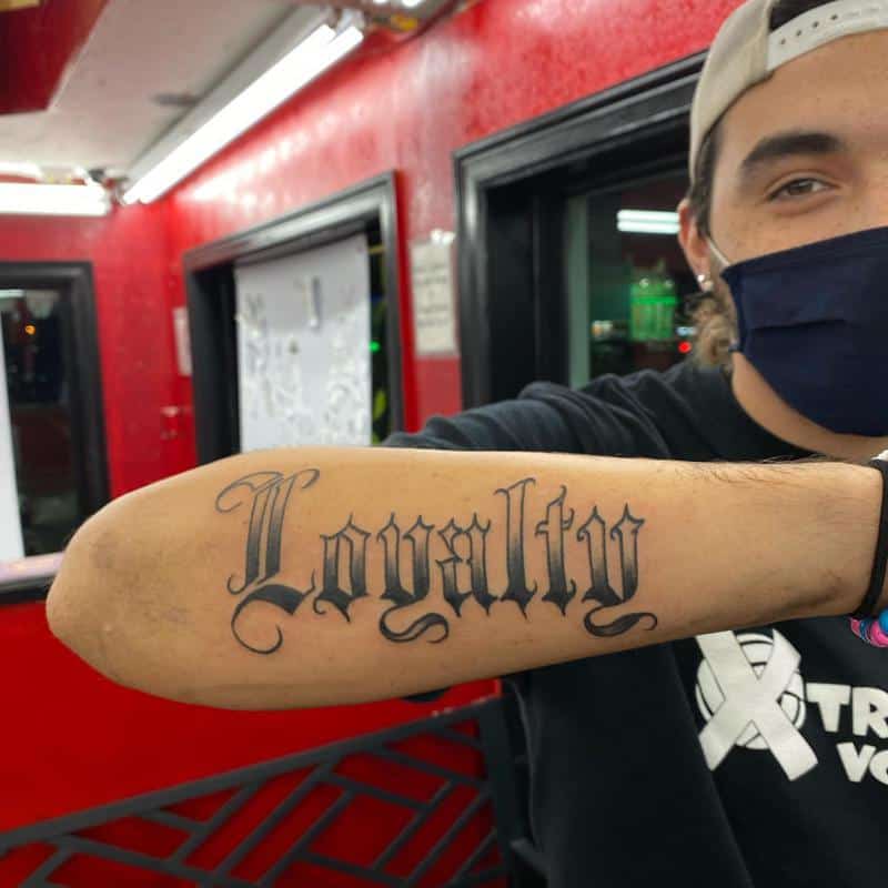 Tatuajes de escritura de lealtad 1