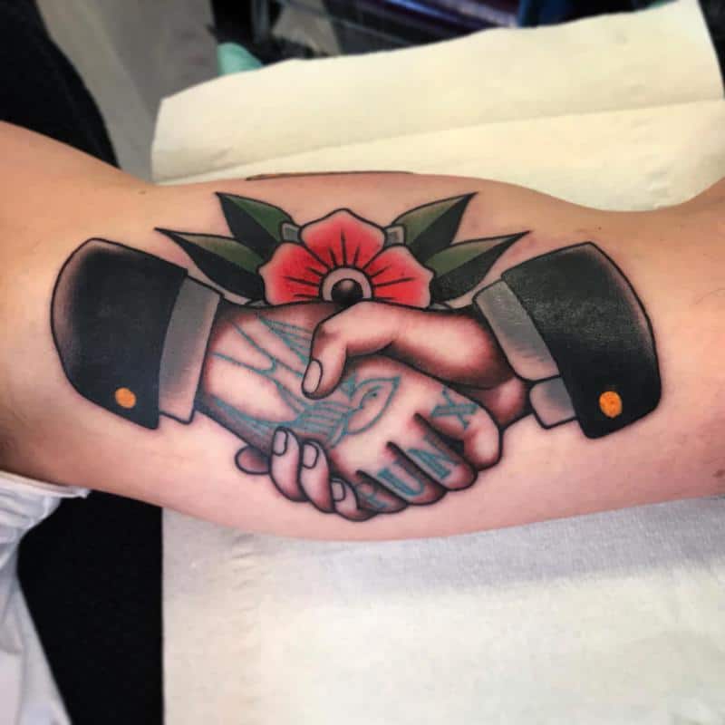 Tatuaje de apretón de manos 1