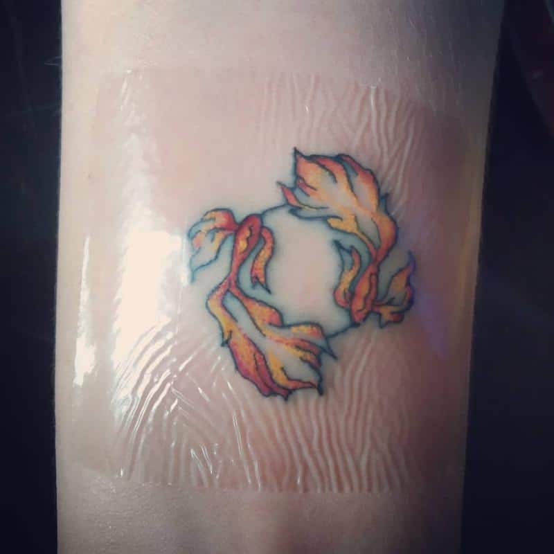 Tatuaje de dos peces dorados 2