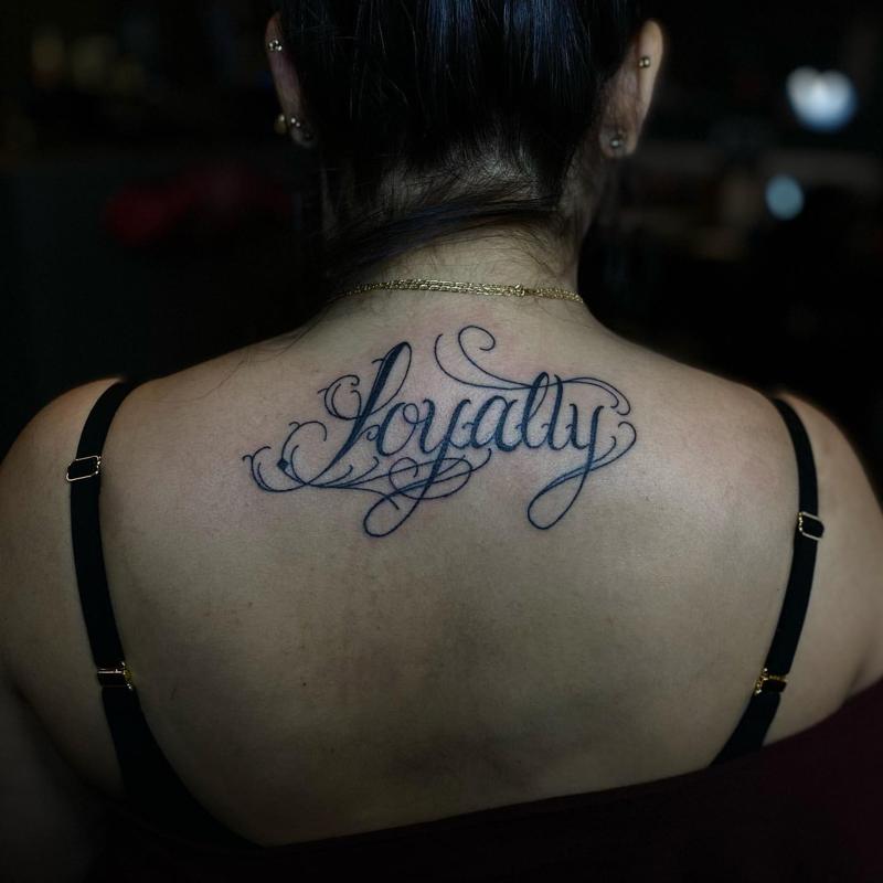 Lealtad espalda tatuaje
