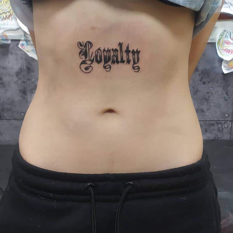 Tatuaje de lealtad en el estómago 2