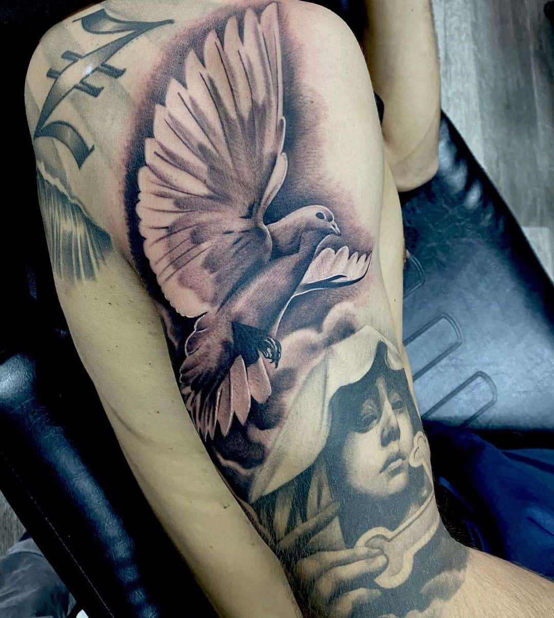 Diseños de tatuajes de palomas con letra grande