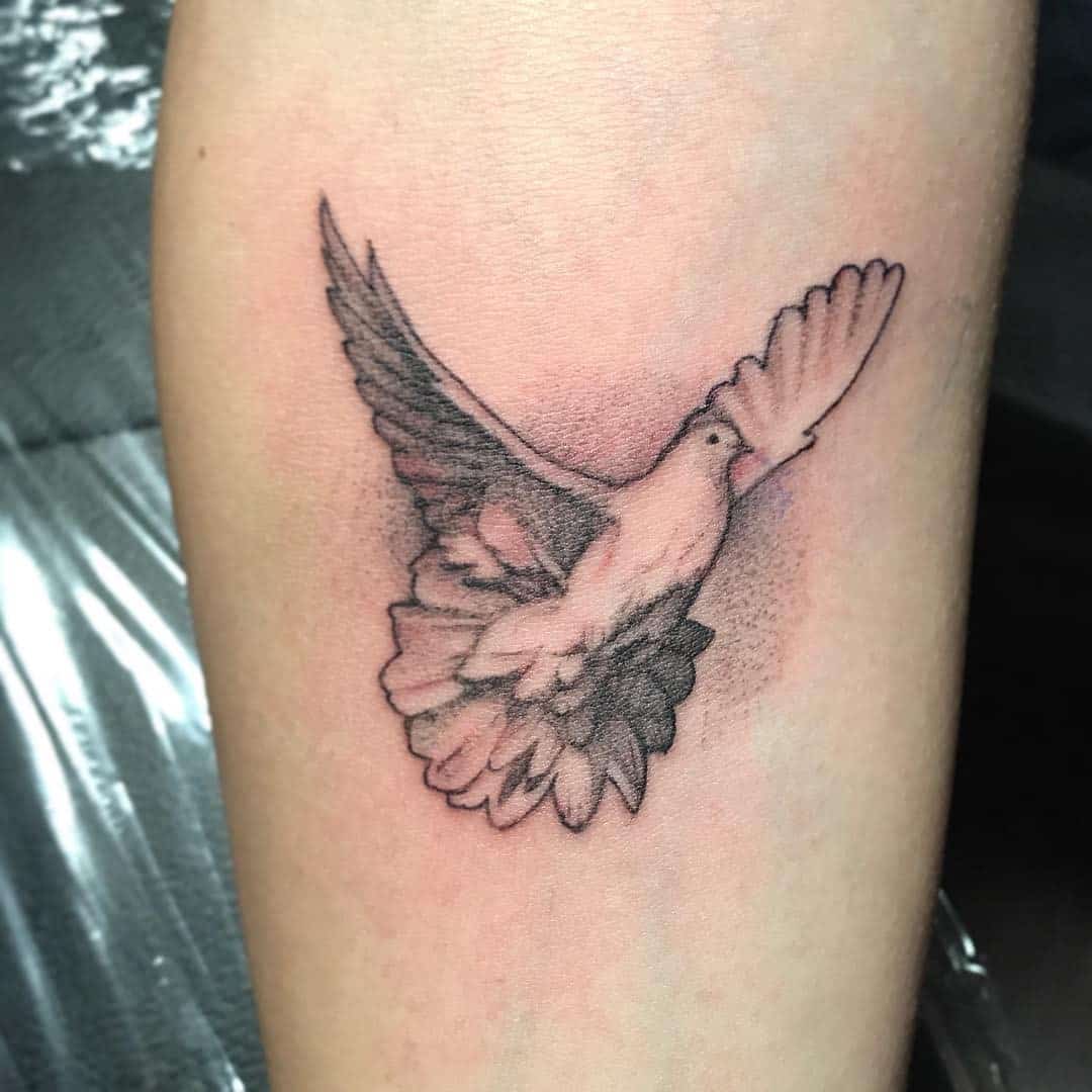 tatuaje de paloma en la mano