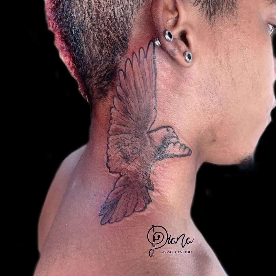 tatuaje de cuello de paloma para mujer