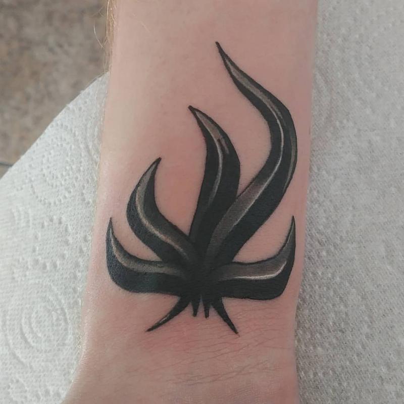 Tatuaje de llama negra 1