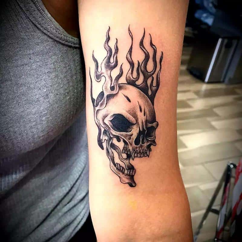 Tatuaje de llama de calavera 1