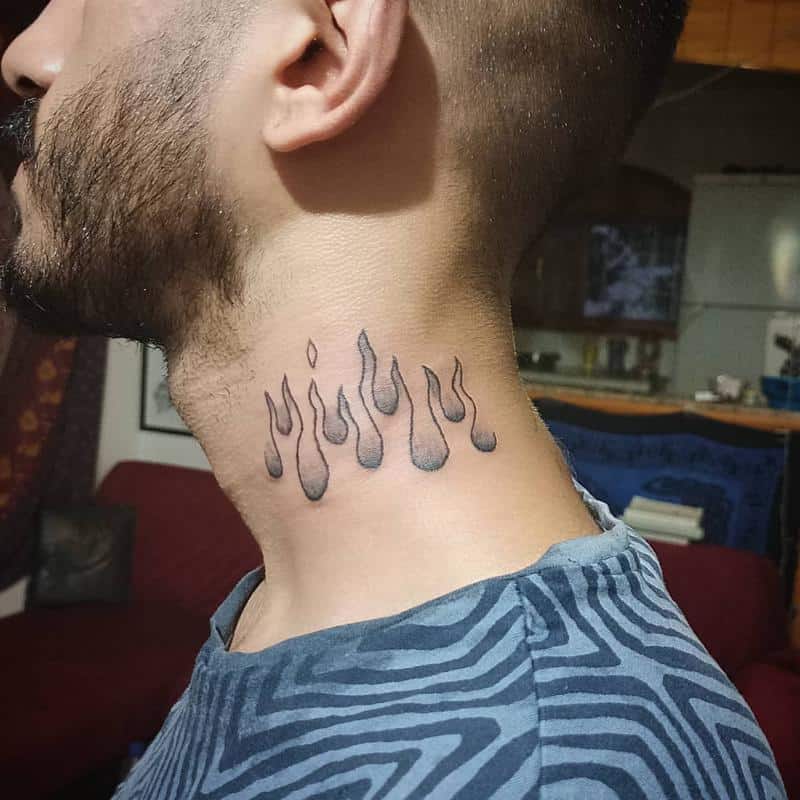 Tatuaje de llama en el cuello 1