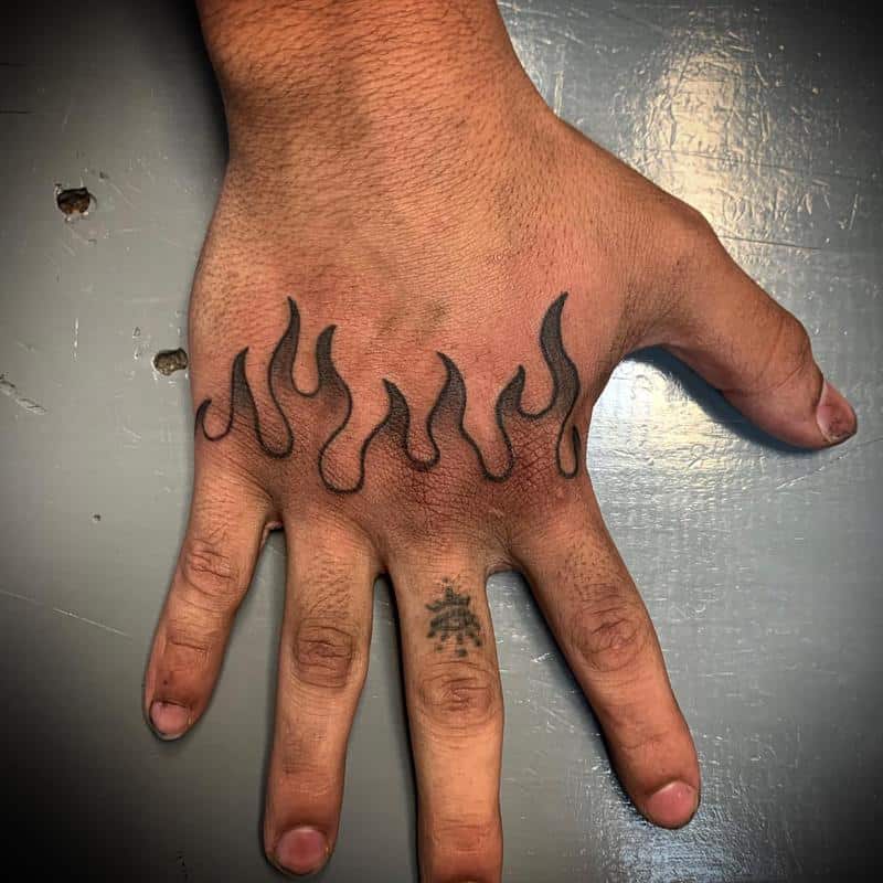 Tatuaje de llama de mano 1