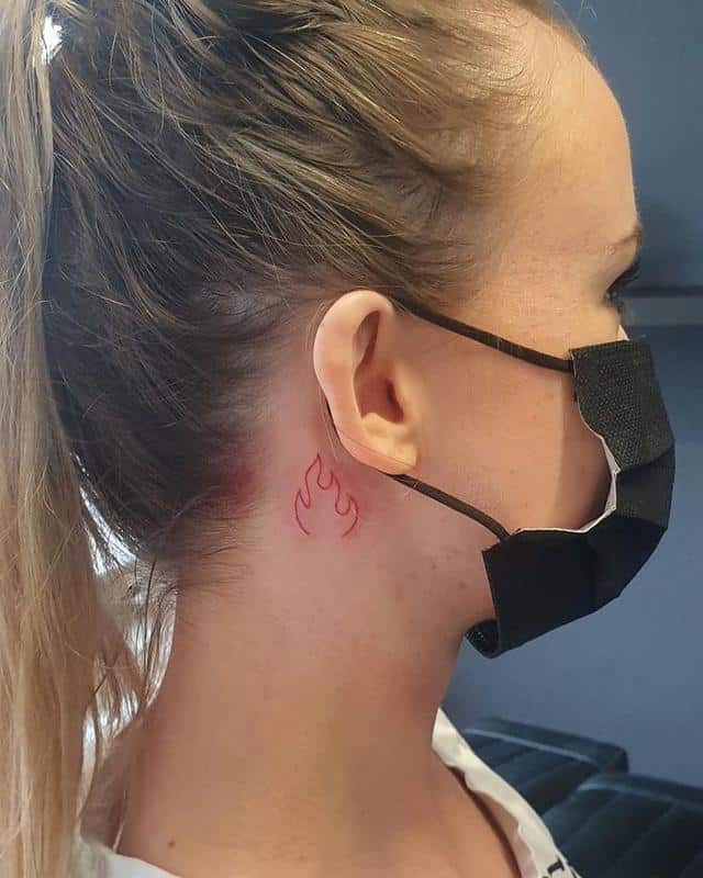 Tatuaje de llama en el cuello 2