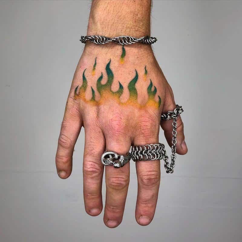 ¿Debería hacerme mi tatuaje de llamas en color o en negro y gris 2?