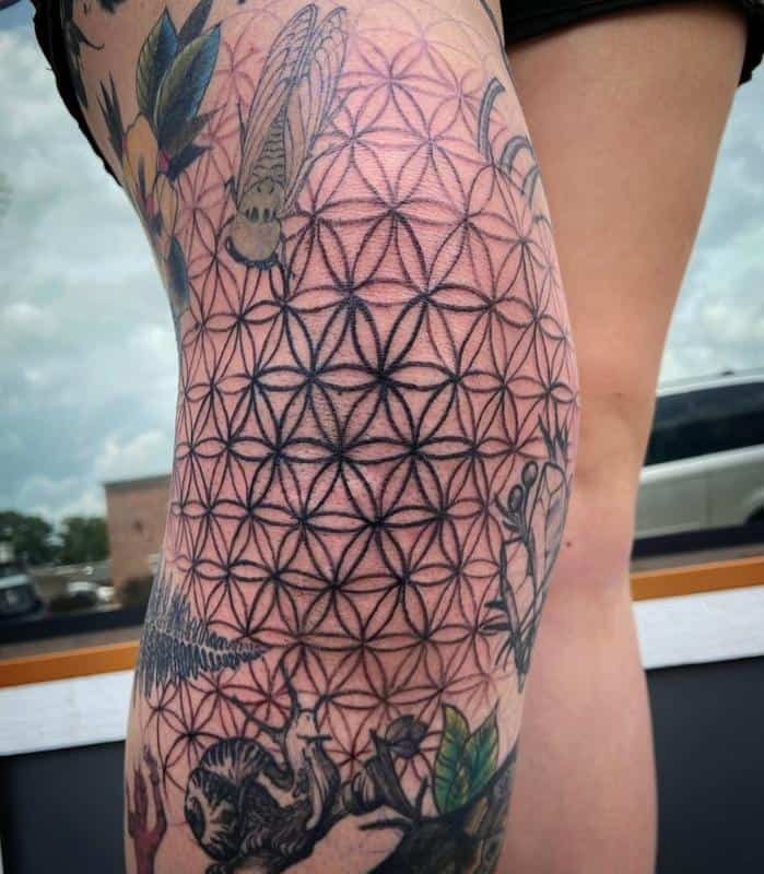 Tatuaje geométrico en la rodilla 1