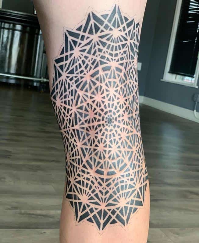 Tatuaje geométrico en la rodilla 2