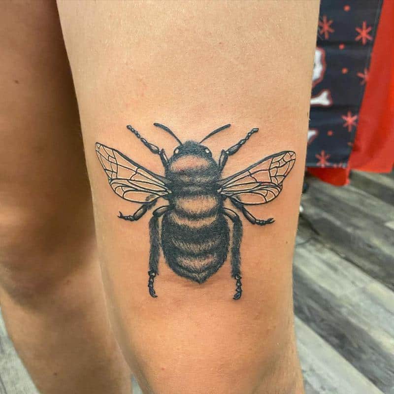 Tatuaje de rodillas de abejas 1