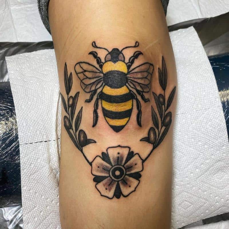 Tatuaje de abejas en las rodillas 2