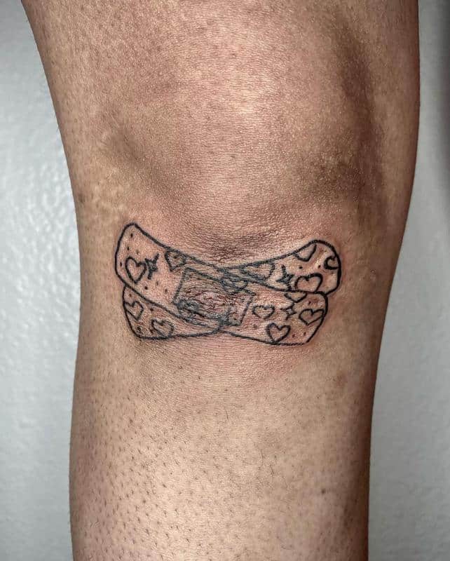 Tatuaje de tirita en la rodilla 2