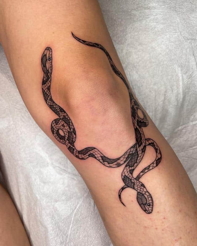 Tatuaje de serpiente en la rodilla 1