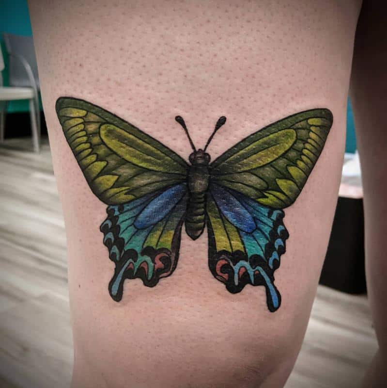 Tatuaje de mariposa en la rodilla 2