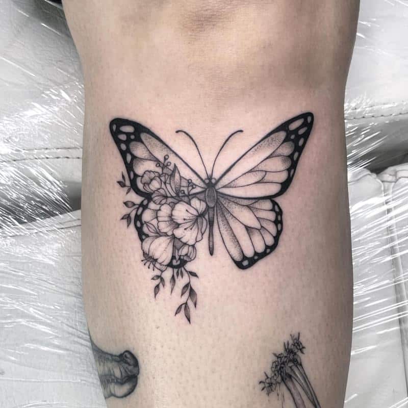 Tatuaje de mariposa en la rodilla 1