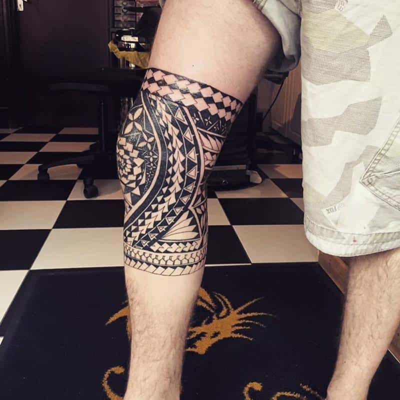Tatuaje tribal en la rodilla 1