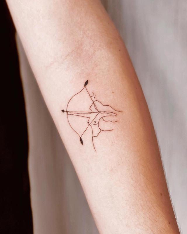 Tatuajes minimalistas de Sagitario 1