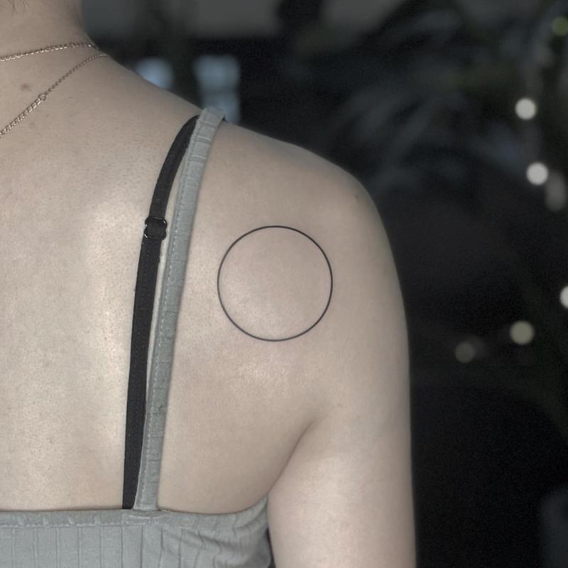 El diseño del tatuaje del círculo 1