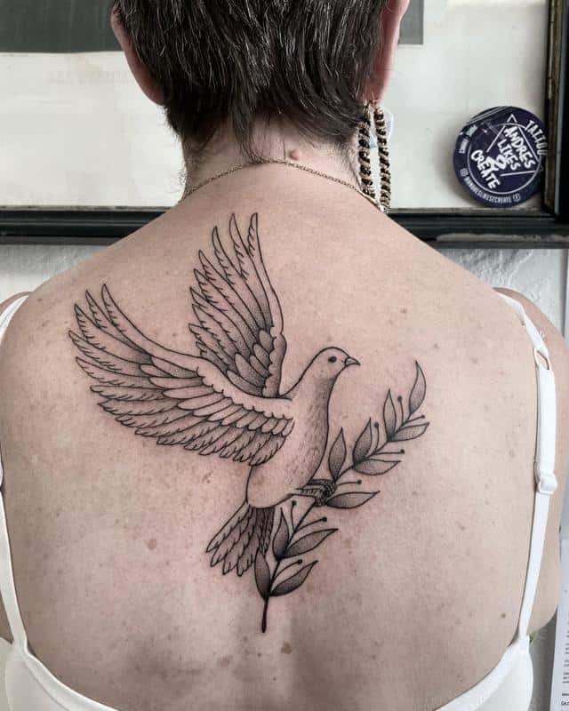 El diseño del tatuaje de la paloma descendente 1